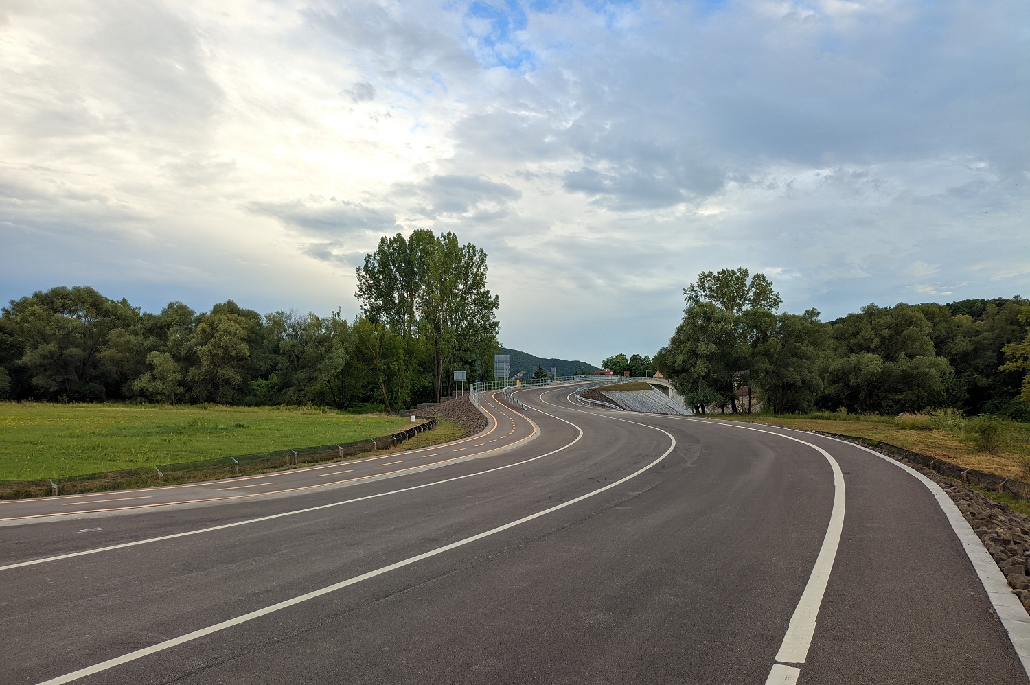 Zsuppán András - Válasz Online - Approach road to the Károly Róbert Bridge, Ipolydamásd - 2024
