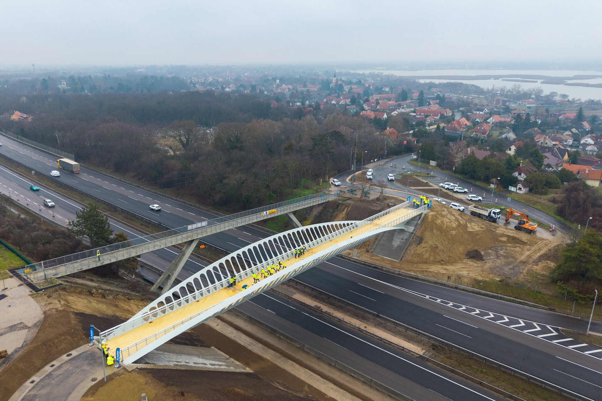 Erdei Mihály - Magyar Építők - Pedestrian and cycle bridge over M7 near Velence